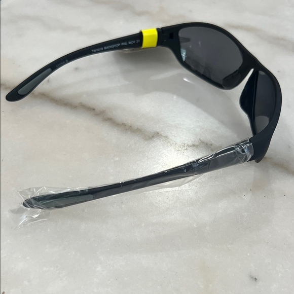 Foster Grant Polarized Black Sunglasses with Gray Lenses - Picture 4 of 5